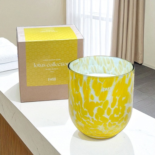 [80100034] TWILI INDOOR SCENTED CANDLE LOTUS COLL. HONEY LEMON L 14,5cm
